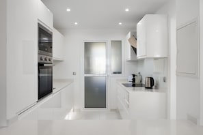 Køleskab, mikrobølgeovn, ovn, opvaskemaskine