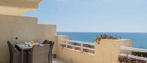 تناول الطعام بالخارج