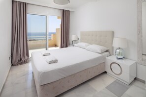 2 dormitoris, caixa forta a l'habitació i planxa i posts de planxar 