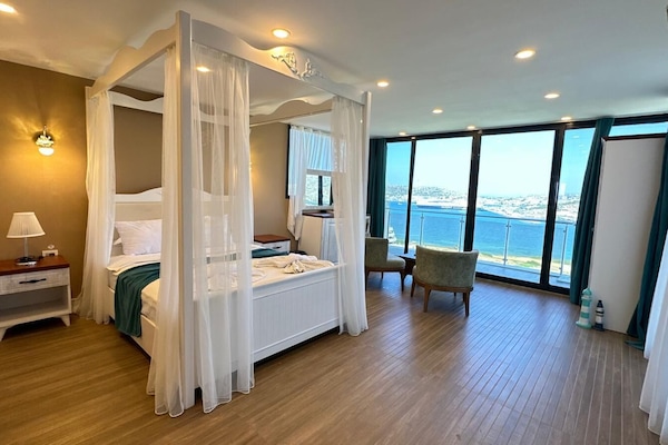 Luxury Room | In-room safe, desk, blackout drapes, free WiFi