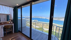 Quarto superluxo | Cofres nos quartos, escrivaninha, cortinas blackout, Wi-Fi de cortesia