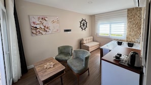 Chambre Sénior | Coffre-fort, bureau, rideaux d’obscurcissement, accès au Wi-Fi (inclus)