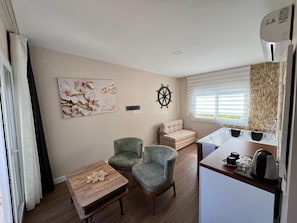 Quarto sênior | Cofres nos quartos, escrivaninha, cortinas blackout, Wi-Fi de cortesia