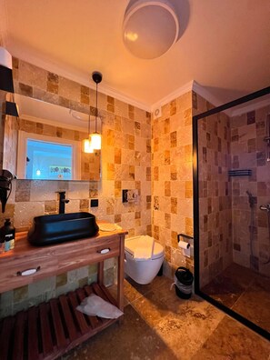 Senior kamer | Badkamer | Een douche, een haardroger, badjassen, pantoffels