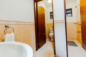 Shower, towels, soap, toilet paper - Luxury Retreat in Nairobi's Upperhill: Parking, Security, Modern Design! (Nairobi)