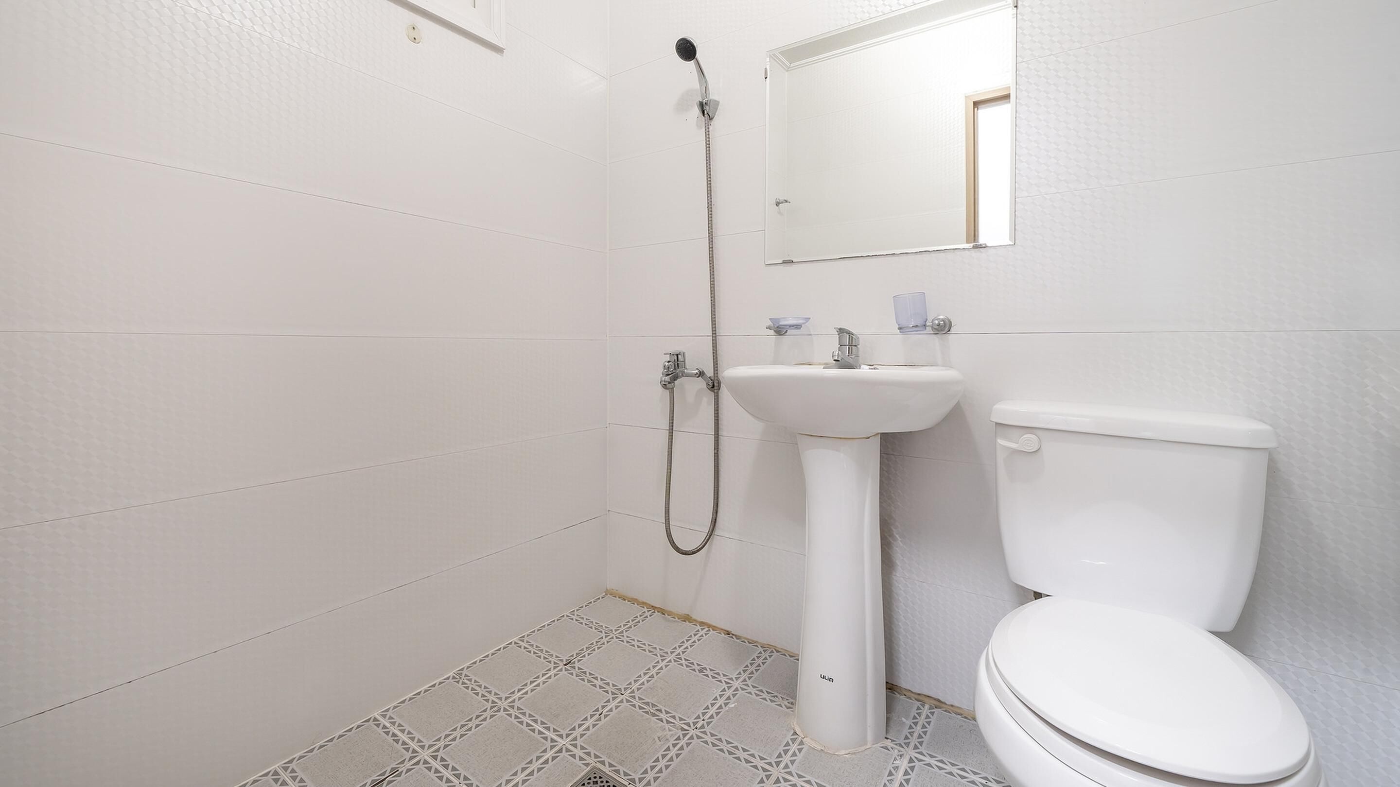 Ein Badezimmer mit Toilette, Waschbecken und Dusche.