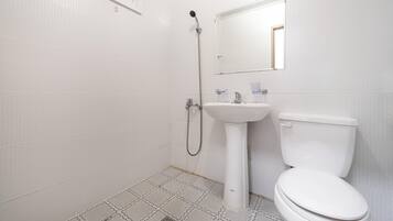 Ein Badezimmer mit Toilette, Waschbecken und Dusche.
