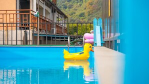 Una piscina con un pato inflable amarillo y un flamenco inflable rosa.