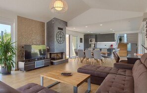 Fernseher, Kamin, Tischtennisplatte