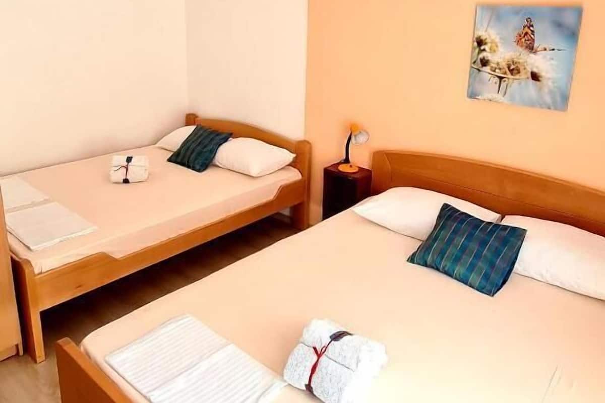 Family Studio | Premium bedding, WiFi (free), bed sheets