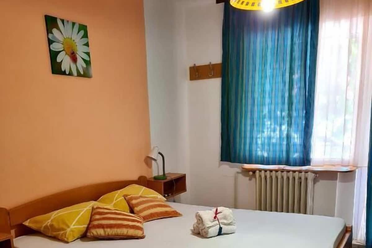 Standard Studio | Premium bedding, WiFi (free), bed sheets