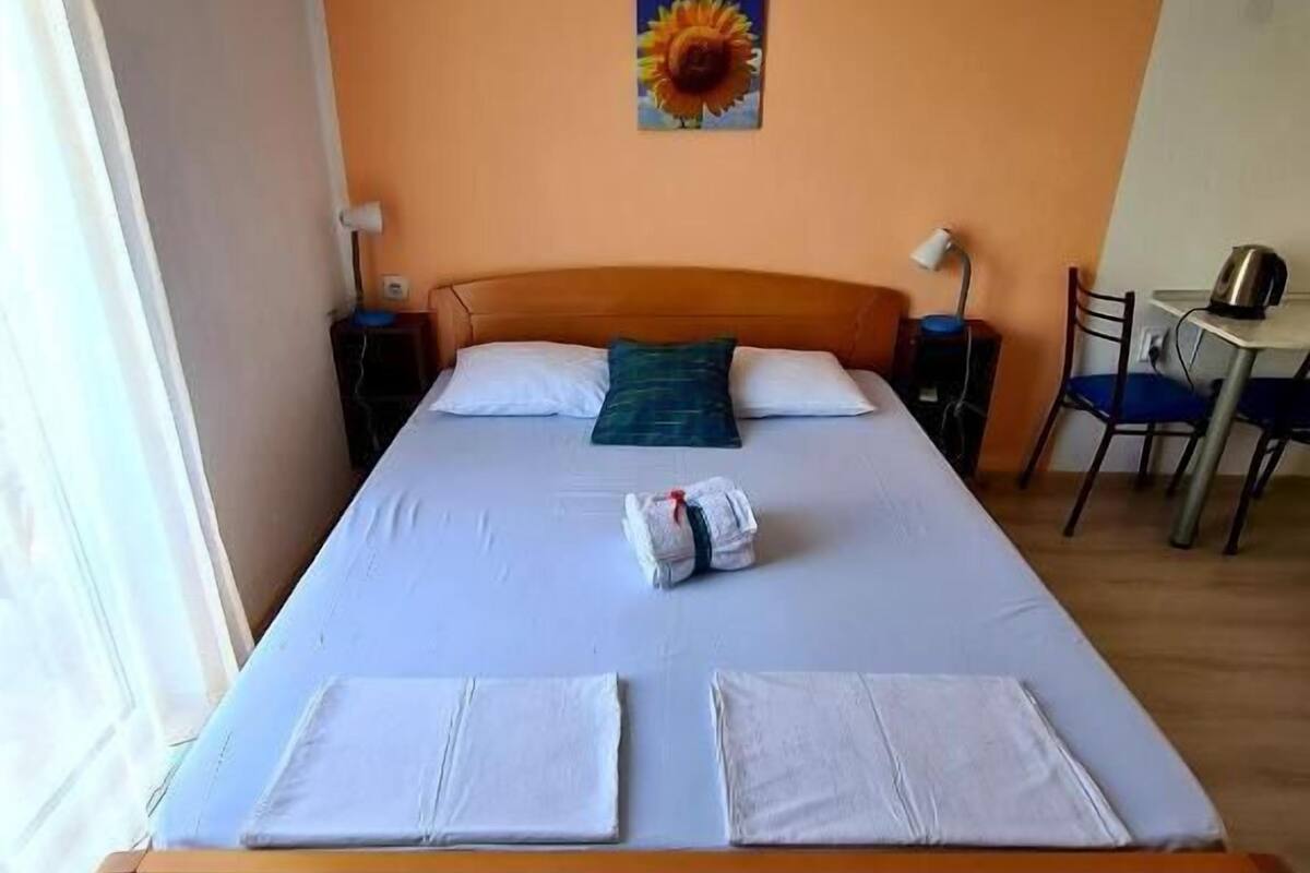 Classic Studio | Premium bedding, WiFi (free), bed sheets