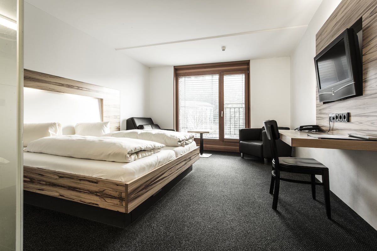 Ropa de cama hipoalergénica, escritorio y cortinas blackout