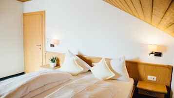 Camera Classic con letto matrimoniale o 2 letti singoli, 1 camera da letto | Biancheria da letto ipoallergenica, una scrivania, tende oscuranti