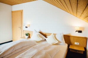 Ropa de cama hipoalergénica, escritorio y cortinas blackout 