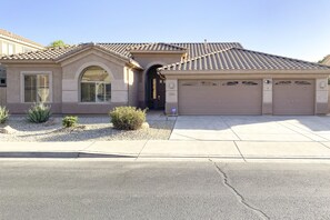 Exterior - Sun-soaked home with game tables, office, fireplace, & mtn view (Glendale)