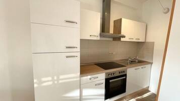 Kühlschrank, Ofen, Toaster, Kochgeschirr/Geschirr/Besteck