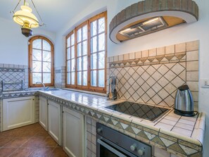 Geladeira, micro-ondas, fogão, lava-louças