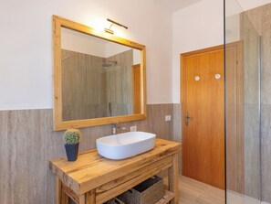 Bidet, towels