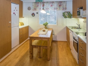 Køleskab, mikrobølgeovn, opvaskemaskine, elkedel