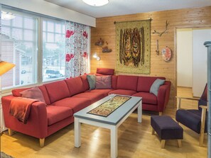 En moderne stue med en modulsofa, et sofabord og et tæppe.