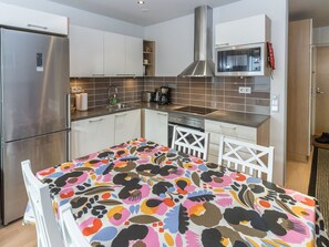 Fridge, microwave, dishwasher, cookware/dishes/utensils