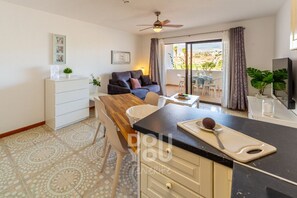 Smart-TV, Tischtennisplatte, Bücher