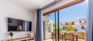 Smart-tv och ett bordtennisbord