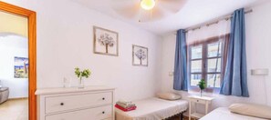 2 عدّة غرف نوم ومكواة/لوح كي وسرير سفر وواي فاي مجانًا