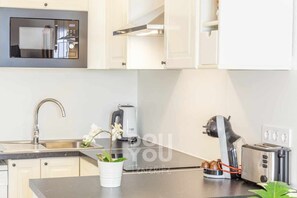 Geladeira, micro-ondas, fogão, cooktop