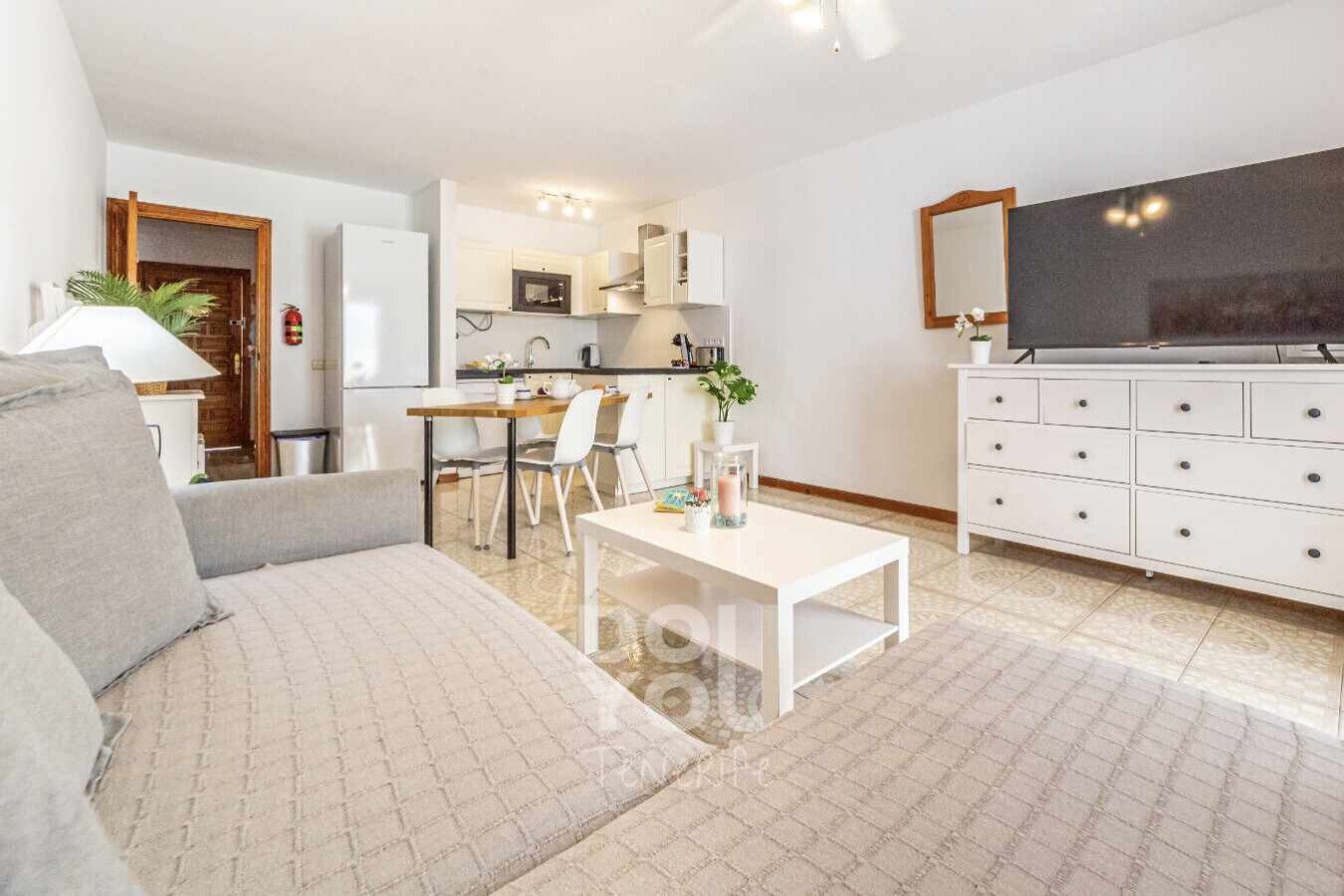 Smart-tv en een tafeltennistafel