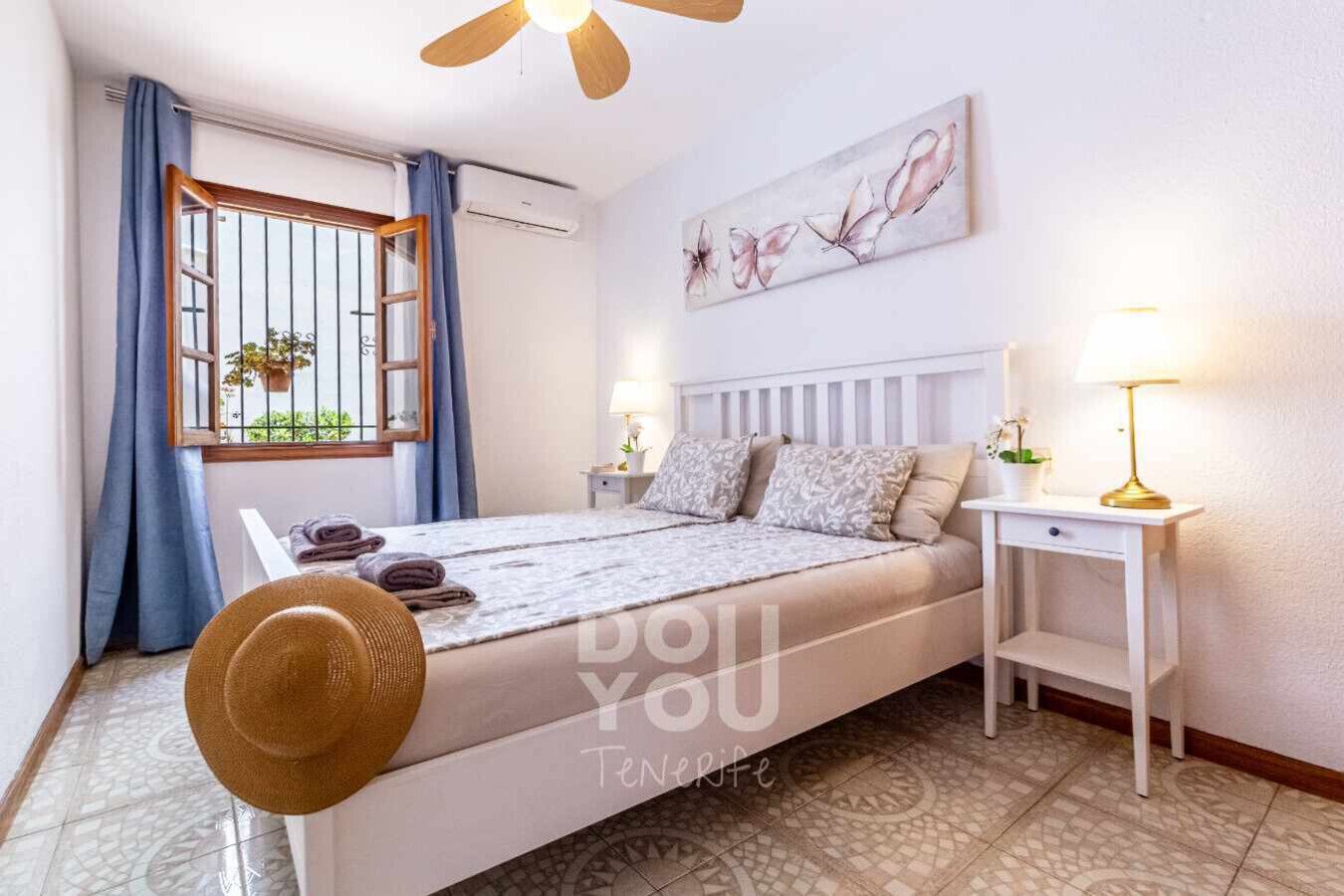 1 soverom, skrivebord, strykejern/-brett og reiseseng for barn