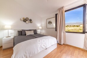 2 bedrooms, iron/ironing board, travel cot, free WiFi - Fairways Club Sky Suite - Panoramic Views & Heated Pool (Amarilla Golf)