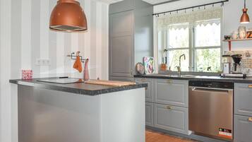 冷蔵庫、オーブン、食器洗い機、コーヒー / ティーメーカー