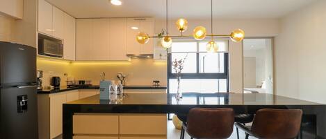 Køleskab, mikrobølgeovn, kogeplade, kaffe-/temaskine