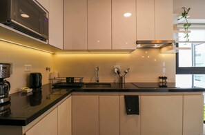 Kühlschrank, Mikrowelle, Herdplatte, Wasserkocher mit Kaffee-/Teezubehör