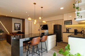 Fridge, microwave, stovetop, coffee/tea maker - w *| Captivating 2BR in Miraflores (Miraflores)