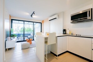 Réfrigérateur, four à micro-ondes, un four, surface de cuisson