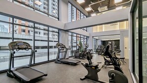 A modern gym with treadmills, stationary bikes, and weight machines. - w* | Glorious 1BR w/ Terrace in San Francisco (Panamá)