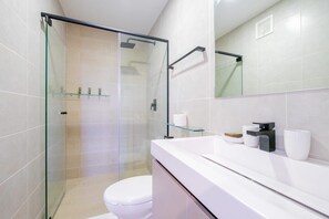 Bruser, hårtørrer, håndklæder