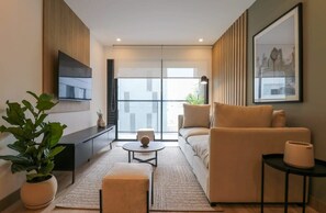 Una televisión, una oficina