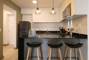 Frigorífico, microondas, horno y placa de cocina