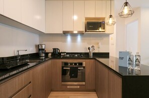 Køleskab, mikrobølgeovn, ovn, kogeplade