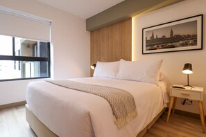 2 bedrooms, desk, iron/ironing board, WiFi