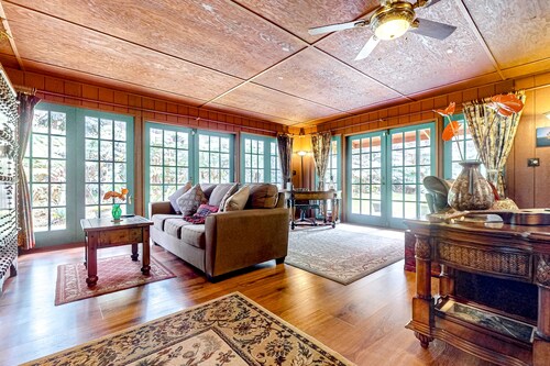 Hidden paradise with a hot tub, wood fireplace, large lanai, & jetted tub