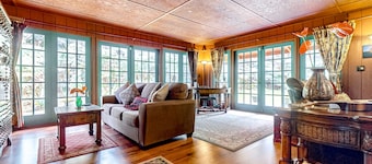 Hidden paradise with a hot tub, wood fireplace, large lanai, & jetted tub