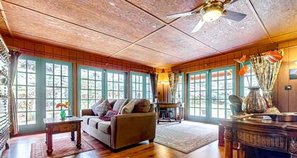 Hidden paradise with a hot tub, wood fireplace, large lanai, & jetted tub