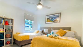 2 chambres, bureau, fer et planche à repasser, lit parapluie