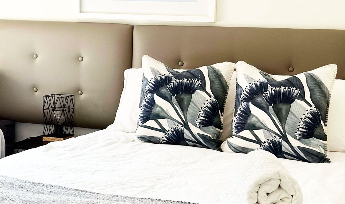 2 Schlafzimmer, Schreibtisch, Bügeleisen/Bügelbrett, Reisekinderbett