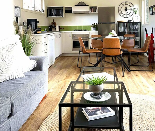 テレビ、卓球台